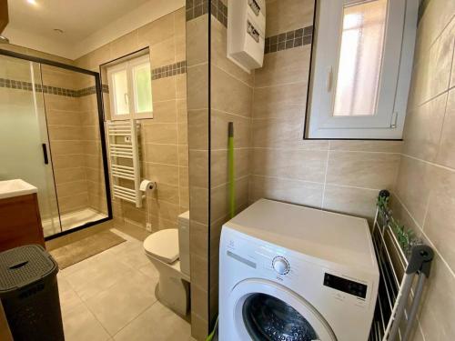 une machine à laver dans une salle de bain avec toilettes dans l'établissement Appartement Central Climatisé au Lavandou - Proche Plage - FR-1-816-6, au Lavandou