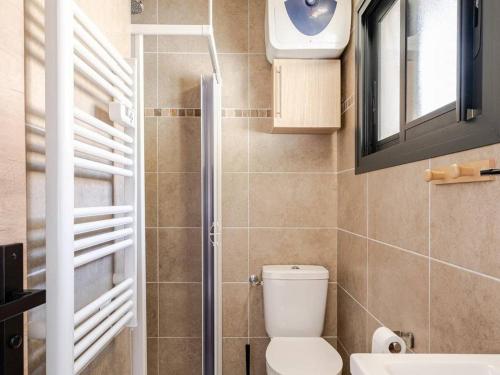 une salle de bain avec toilettes, lavabo et fenêtre dans l'établissement Charmant studio rénové au cœur du Lavandou avec clim et terrasse - FR-1-816-7, au Lavandou