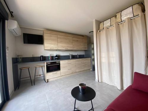 - une cuisine avec un canapé et une table dans une chambre dans l'établissement Studio rénové au cœur du Lavandou avec terrasse et climatisation - FR-1-816-10, au Lavandou