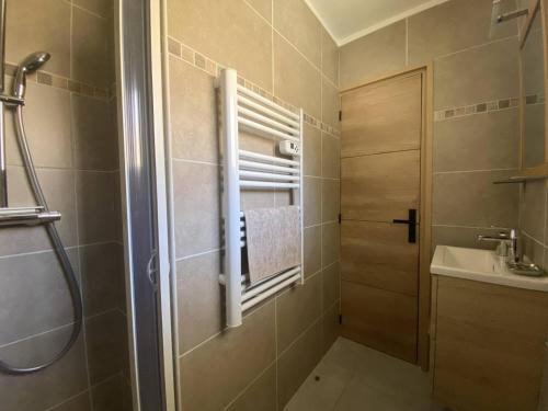 une salle de bain avec douche et lavabo dans l'établissement Studio rénové au cœur du Lavandou avec terrasse et climatisation - FR-1-816-10, au Lavandou