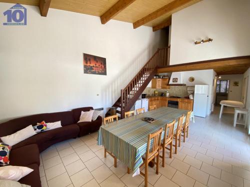 un salon avec une table et un canapé dans l'établissement Grande villa 10 pers, 5 ch, proche plage, au calme - FR-1-781-70, à Valras-Plage