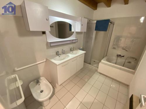une salle de bain avec un lavabo, des toilettes et une baignoire dans l'établissement Grande villa 10 pers, 5 ch, proche plage, au calme - FR-1-781-70, à Valras-Plage