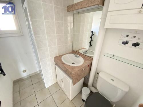 une petite salle de bain avec un lavabo et des toilettes dans l'établissement Pavillon 6 pers avec piscine, clim, terrasses et parking privé - FR-1-781-72, à Valras-Plage