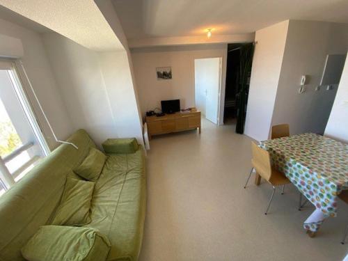 un salon avec un canapé et une table dans l'établissement Appartement 7 pers avec équipement complet à Arette - FR-1-602-118, à Arette