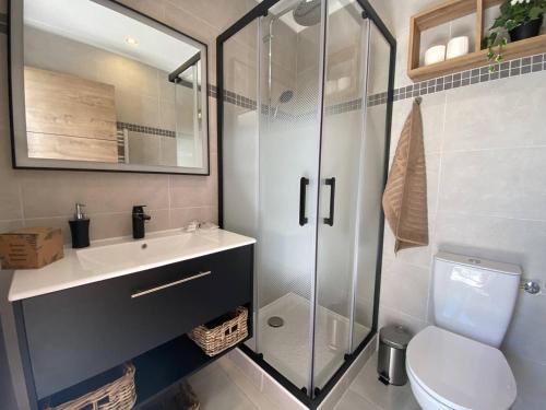 une salle de bain avec une douche, un lavabo et des toilettes dans l'établissement T2 Mezzanine au Lavandou, proche plage, climatisé - FR-1-816-8, au Lavandou