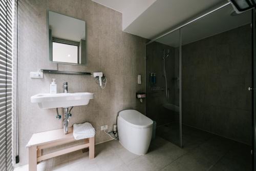 um banheiro com vaso sanitário, pia e chuveiro em Danny's Home em Zhongpu
