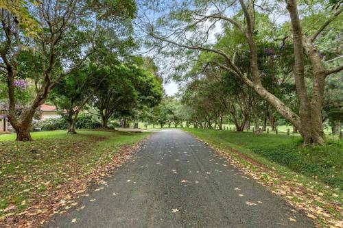 Κήπος έξω από το Cosy Golf Course Retreat in Tamborine Mountain with Wifi & Aircon
