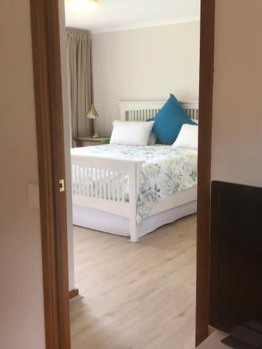 Ένα ή περισσότερα κρεβάτια σε δωμάτιο στο Cosy Golf Course Retreat in Tamborine Mountain with Wifi & Aircon