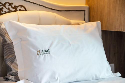 a white pillow on top of a bed at Riviera Concept 2 dorm by Achei Camboriú in Itajaí