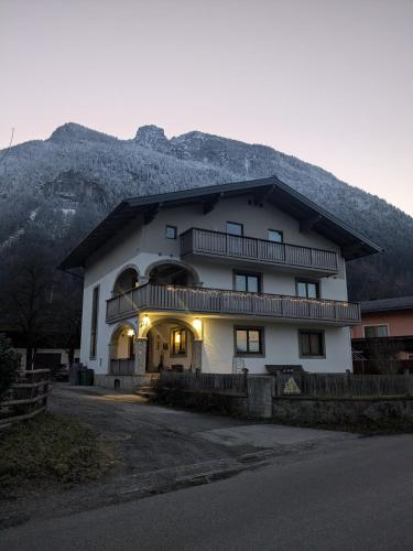 Privatzimmer und Küche mit Balkon und Ausblick