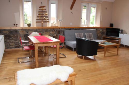 ein Wohnzimmer mit einem Tisch und einem Sofa in der Unterkunft Bauernhaus in der Bachstraße in Kelberg