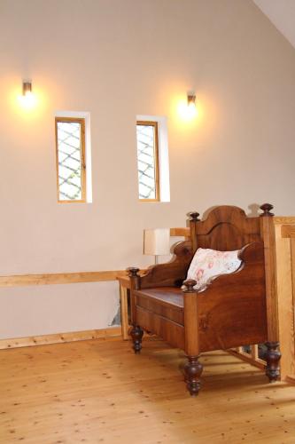 - une chambre avec un lit en bois et 2 fenêtres dans l'établissement Bauernhaus in der Bachstraße, à Kelberg