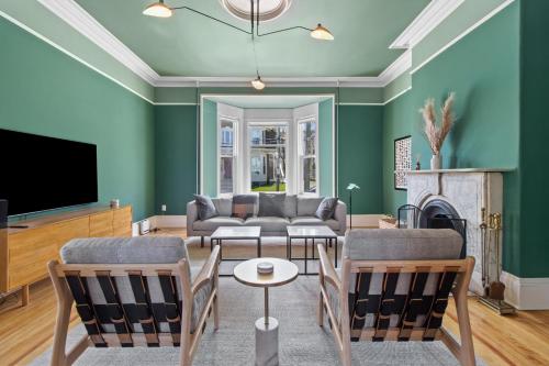 Μια τηλεόραση ή/και κέντρο ψυχαγωγίας στο Emerald Victorian Patio 41 Bd Parking