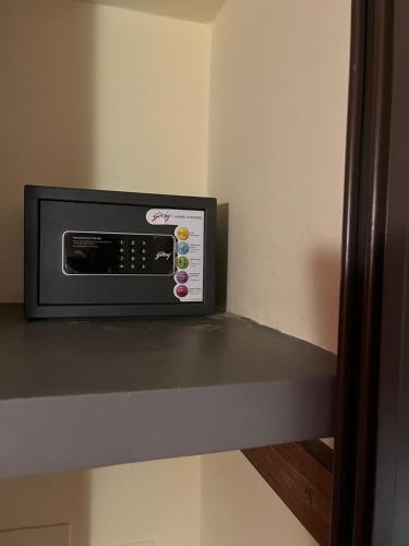 a microwave on a shelf in a room at HOTEL MENABE in Morondava