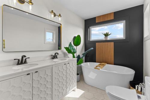 Koupelna v ubytování New Golfers Dream Modern Patio King Bed