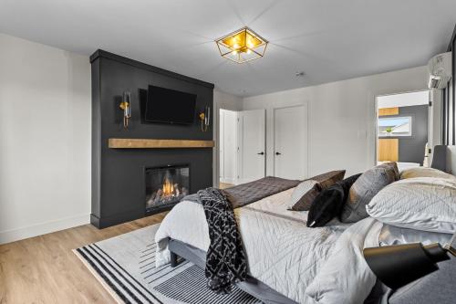 Postel nebo postele na pokoji v ubytování New Golfers Dream Modern Patio King Bed