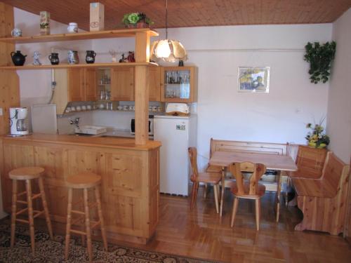 cocina y comedor con mesa y sillas en Schmidt apartment, en Balatonfenyves