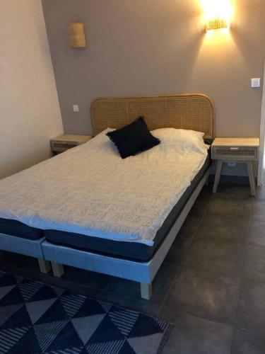 une chambre avec un lit avec un oreiller dessus dans l'établissement Bel appartement bord de mer, à Sainte-Maxime