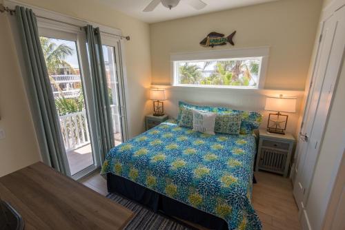 ein Schlafzimmer mit einem Bett und einem großen Fenster in der Unterkunft Coastal Horizons in Bradenton Beach