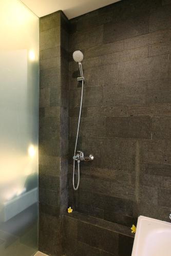 Bilik mandi di Watermark Hotel & Spa Bali