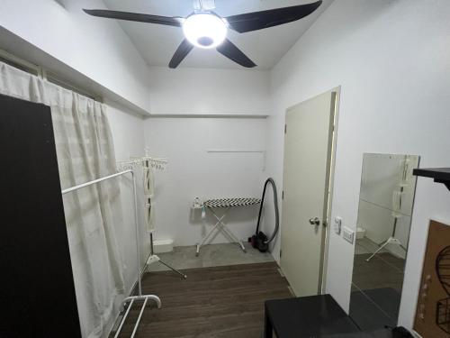 Ένα μπάνιο στο Minimalist Simfoni Apartment