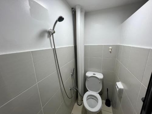 Ένα μπάνιο στο Minimalist Simfoni Apartment