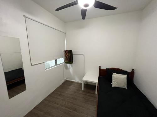 Ένα ή περισσότερα κρεβάτια σε δωμάτιο στο Minimalist Simfoni Apartment