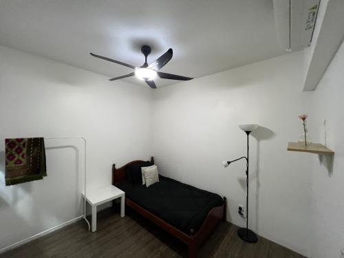 Ένα ή περισσότερα κρεβάτια σε δωμάτιο στο Minimalist Simfoni Apartment