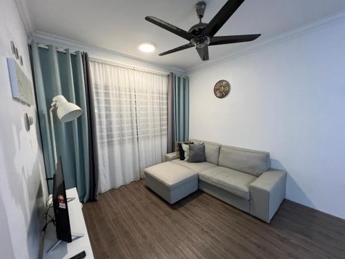Χώρος καθιστικού στο Minimalist Simfoni Apartment