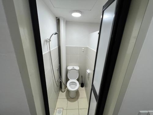 Ένα μπάνιο στο Minimalist Simfoni Apartment
