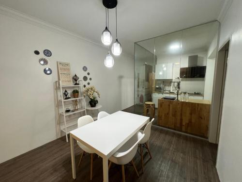Η κουζίνα ή μικρή κουζίνα στο Minimalist Simfoni Apartment