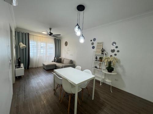 Ένα ή περισσότερα κρεβάτια σε δωμάτιο στο Minimalist Simfoni Apartment