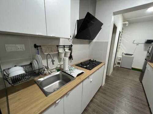 Η κουζίνα ή μικρή κουζίνα στο Minimalist Simfoni Apartment