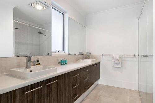 un baño con lavabo y espejo en Windward Marina Retreat, en Geographe