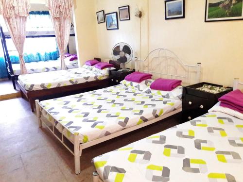 Ένα ή περισσότερα κρεβάτια σε δωμάτιο στο TAGAYTAY TOWNHOUSE for Daily Rent
