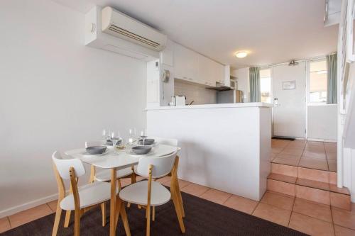 Una cocina o zona de cocina en Mariners Lookout On The Harbour