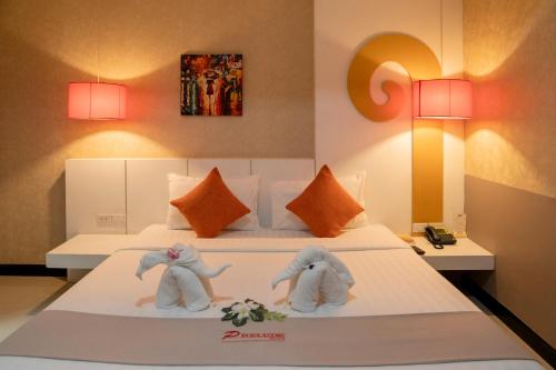 una camera da letto con due elefanti su un letto di Prelude Hotel a Kanchanaburi