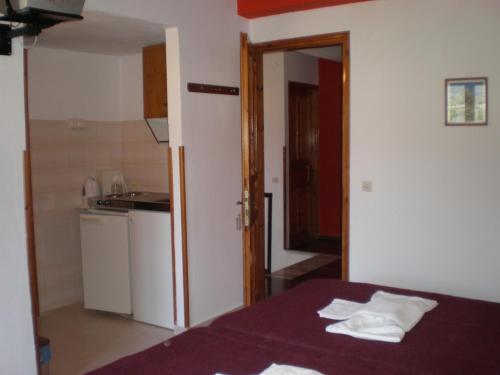 een kamer met een bed met twee handdoeken erop bij Islands Apartments in Petra