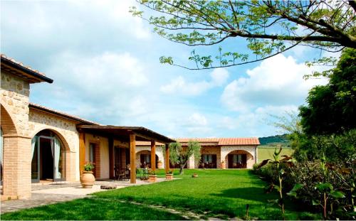 an exterior view of a house with a yard at Bio Agriturismo Le Cascatelle in Saturnia