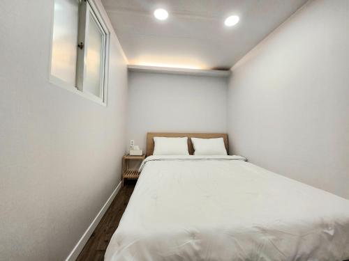 Ein Bett oder Betten in einem Zimmer der Unterkunft Sky Sea Pension