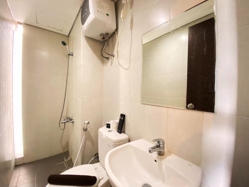 Koupelna v ubytování Fancy and Nice 2BR Apartment at Skyland City Jatinangor By Travelio