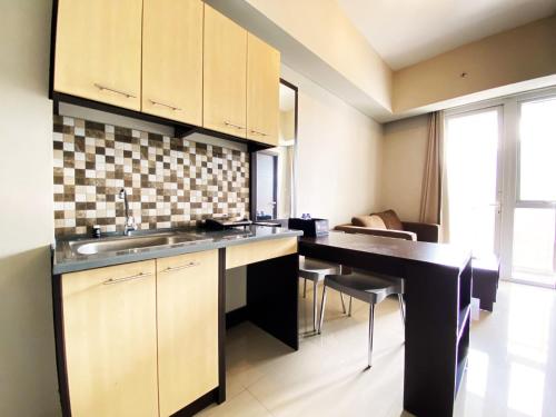 Kuchyň nebo kuchyňský kout v ubytování Fancy and Nice 2BR Apartment at Skyland City Jatinangor By Travelio