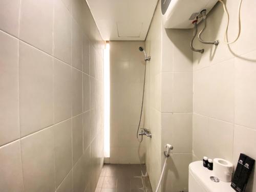 Koupelna v ubytování Fancy and Nice 2BR Apartment at Skyland City Jatinangor By Travelio