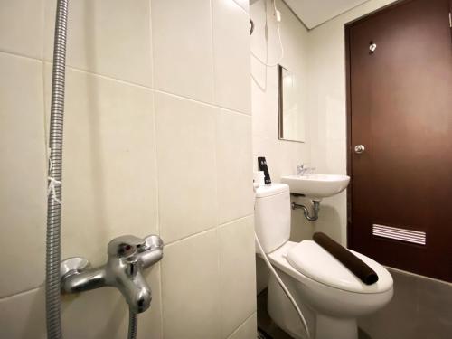 Koupelna v ubytování Fancy and Nice 2BR Apartment at Skyland City Jatinangor By Travelio