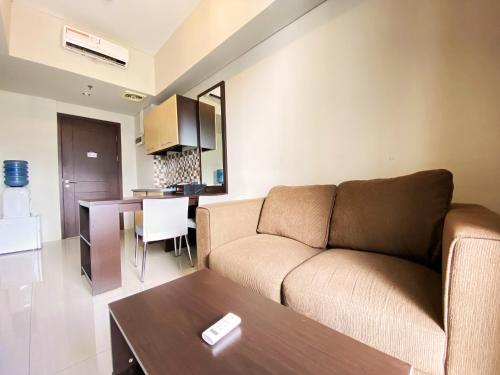 Kuchyň nebo kuchyňský kout v ubytování Fancy and Nice 2BR Apartment at Skyland City Jatinangor By Travelio