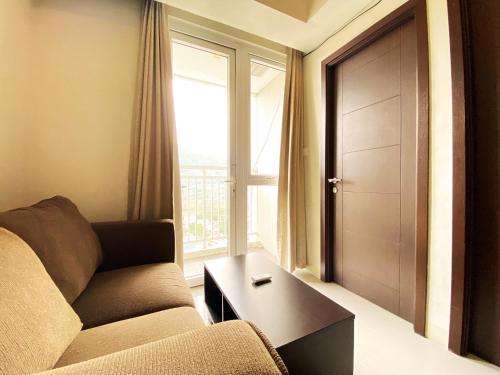 Posezení v ubytování Fancy and Nice 2BR Apartment at Skyland City Jatinangor By Travelio