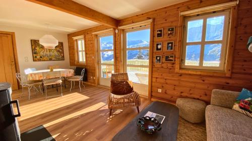 un salon avec un canapé et une table dans l'établissement Les Chalets de Flaine Hameau - maeva Home - Chalet 4 pièces 6 personnes - Prestige MAE-3971, à Flaine