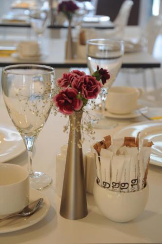 un tavolo con un vaso con dei fiori di No 19 Boutique Hotel a Ankara