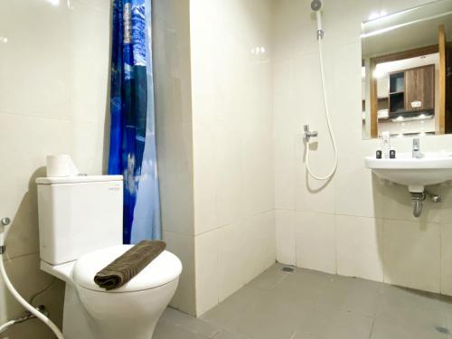 ブカシにあるGood Choice Studio Gateway Park LRT City Jatibening Apartment By Travelioのトイレと洗面台を備えた白いバスルーム