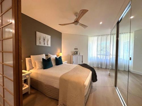 Ένα ή περισσότερα κρεβάτια σε δωμάτιο στο Cotton Beach Resort - Tweed Coast Holidays ®